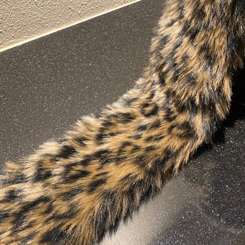 Faux Fur Leopard Hat with Long Scarf Paws. One size. - Picture 3 of 10